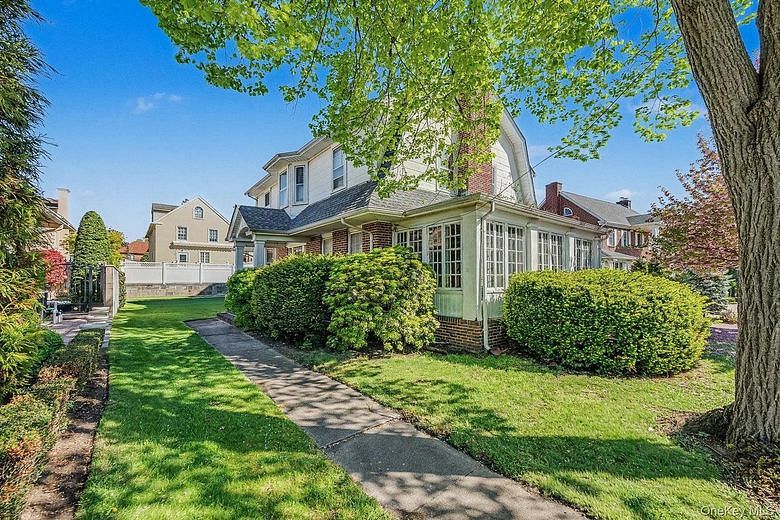 27 Center Drive