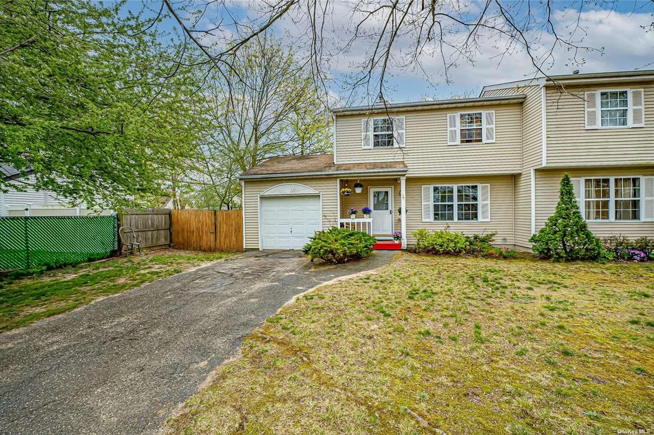 Image 1 of 15 for 27 Oak Street in Long Island, Central Islip, NY, 11722