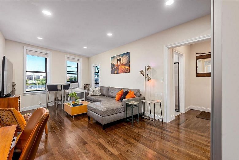 270 Seaman Avenue #D3