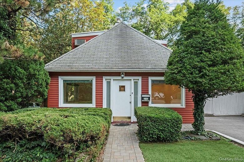 2710 Edgehill Avenue