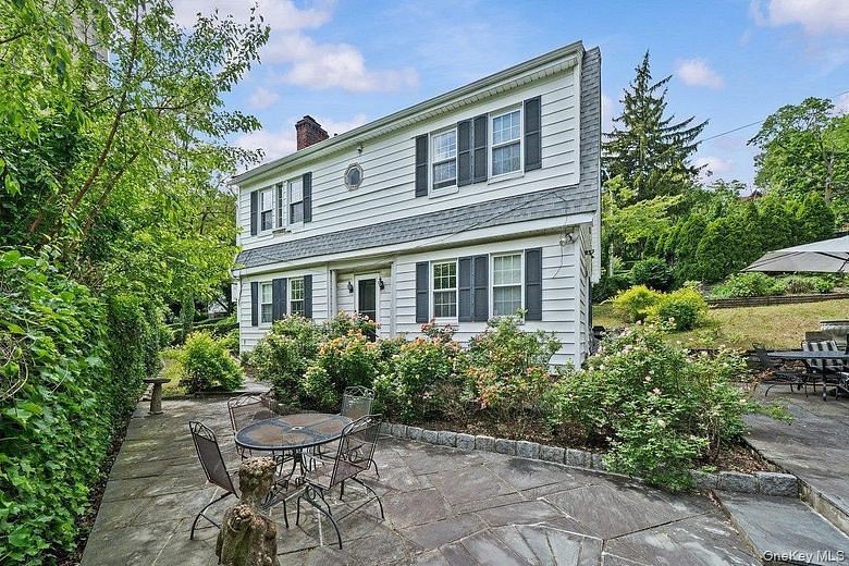 2711 Edgehill Avenue