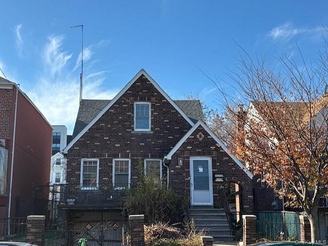 2729 Paulding Avenue