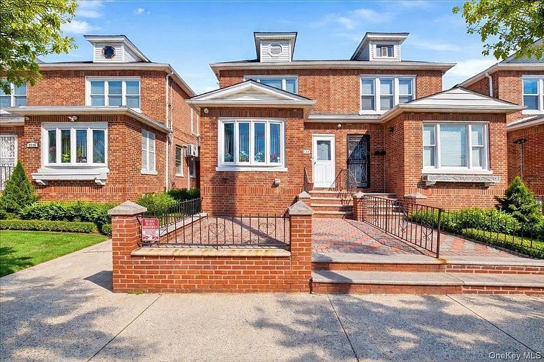 2734 Pearsall Avenue