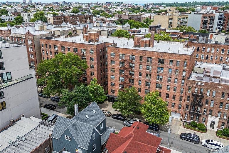 275 Webster Avenue #4i