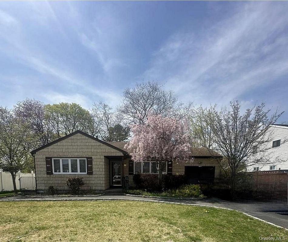 Image 1 of 10 for 28 Glenda Drive in Long Island, Babylon, NY, 11729