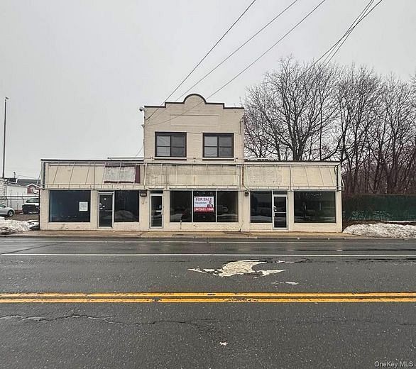 28 Walt Whitman Road