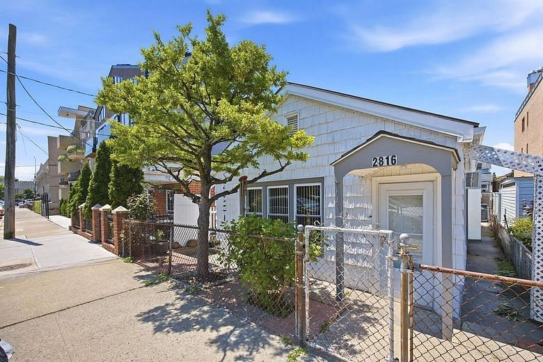 2816 Brown Street