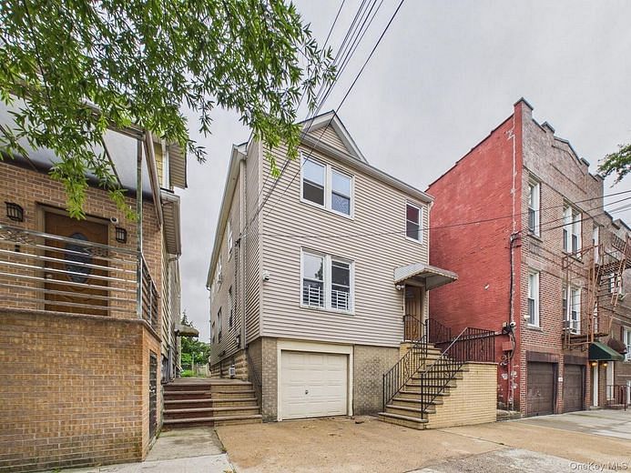 2858 E 197th Street