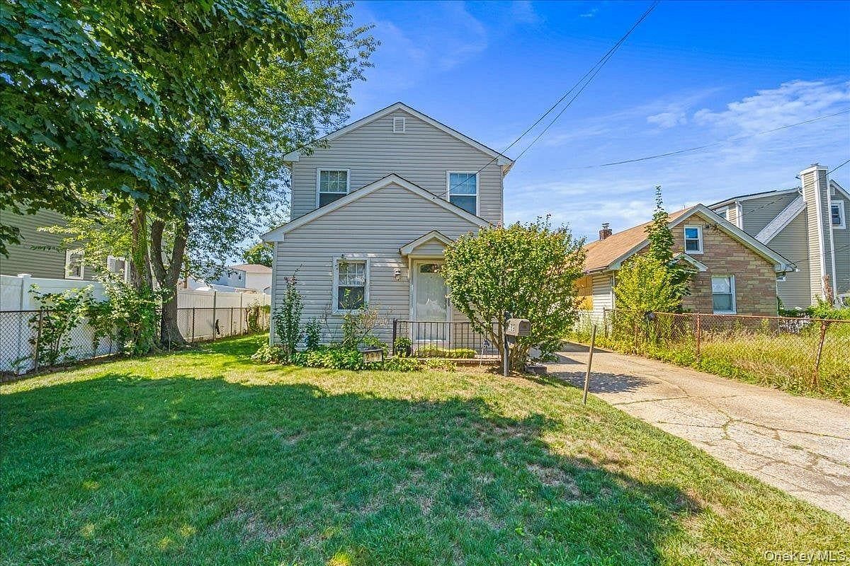 Image 1 of 20 for 289 Park Avenue in Long Island, Hempstead, NY, 11575