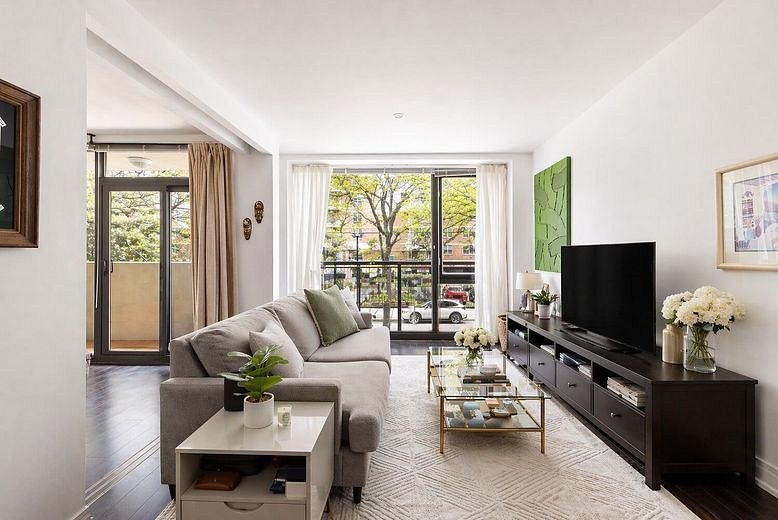 29 Montrose Avenue #2A