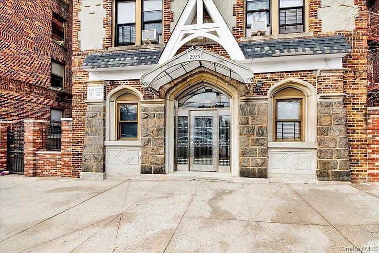 2925 Matthews Avenue #5H