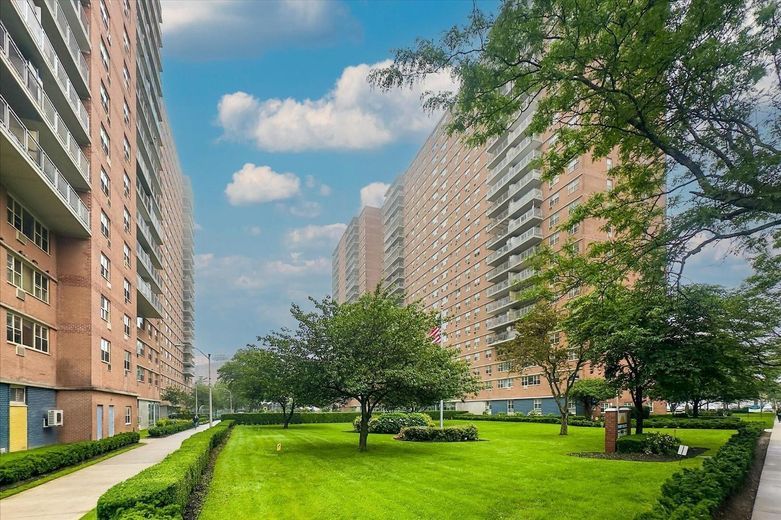 2928 W 5th Street #10P