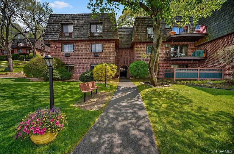 3 Briarcliff Drive S #9