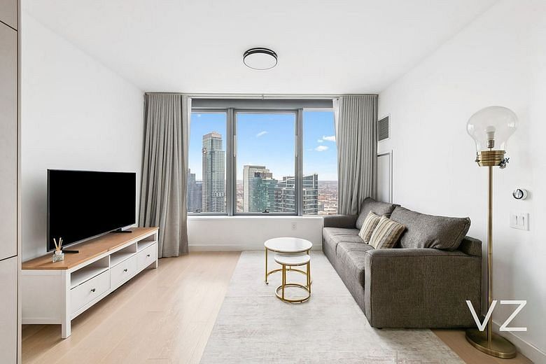 3 Court Square #5005