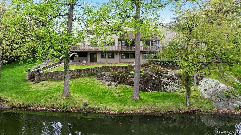 3 Lakeside Drive