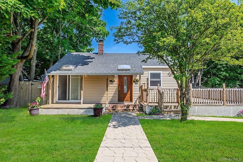 3 Laurel Road W