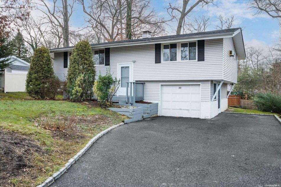 Image 1 of 20 for 30 Florida Avenue in Long Island, Commack, NY, 11725