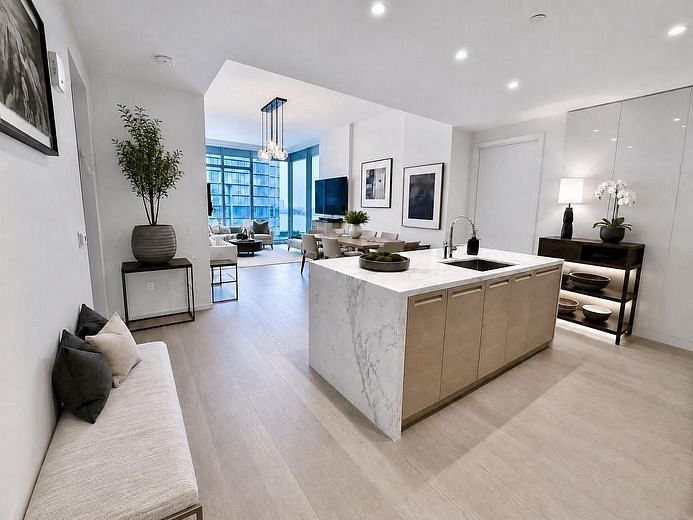30 Riverside Boulevard #23PP