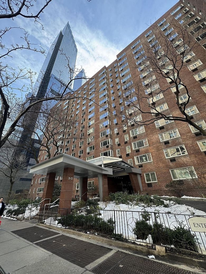 30 West 60th Street #8S