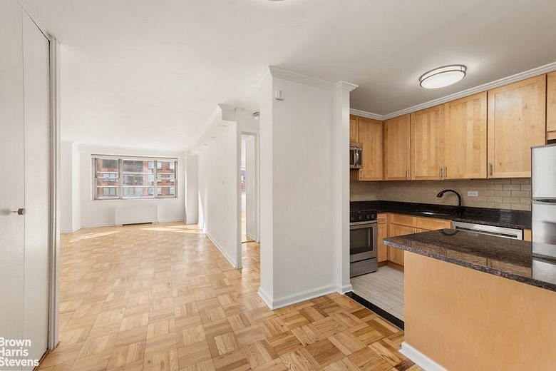 300 East 40th Street #12P
