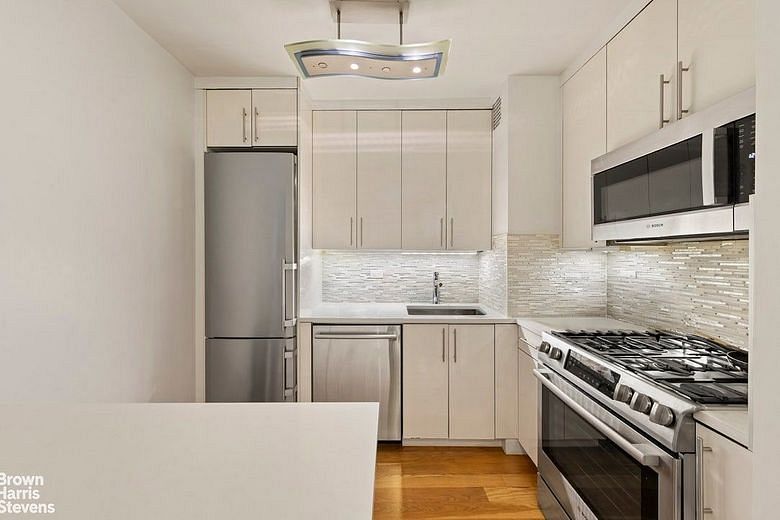 300 East 40th Street #6N