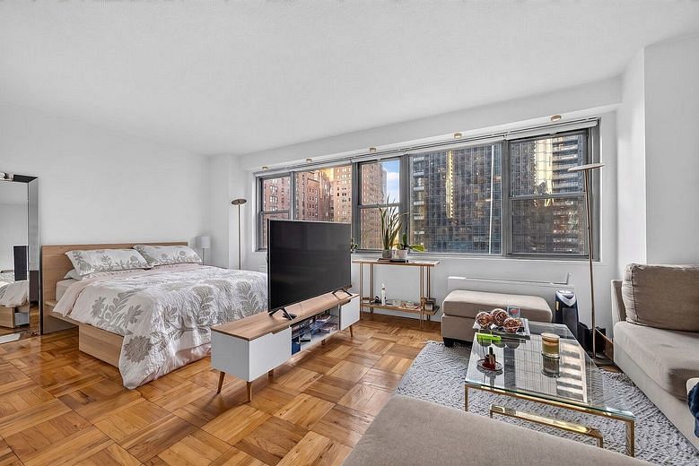 300 East 40th Street #9G