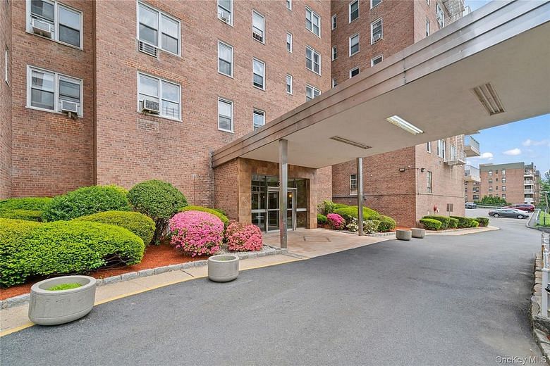 300 N Broadway #6G