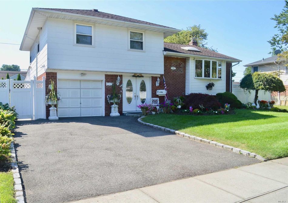 Image 1 of 21 for 116 Sutton Dr in Long Island, Plainview, NY, 11803