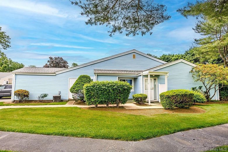 302 Bentley Court W
