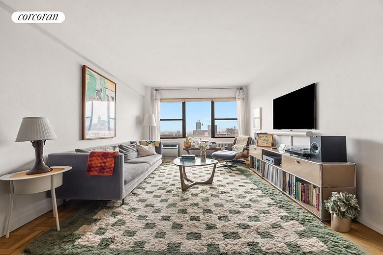 303 Beverley Road #8D