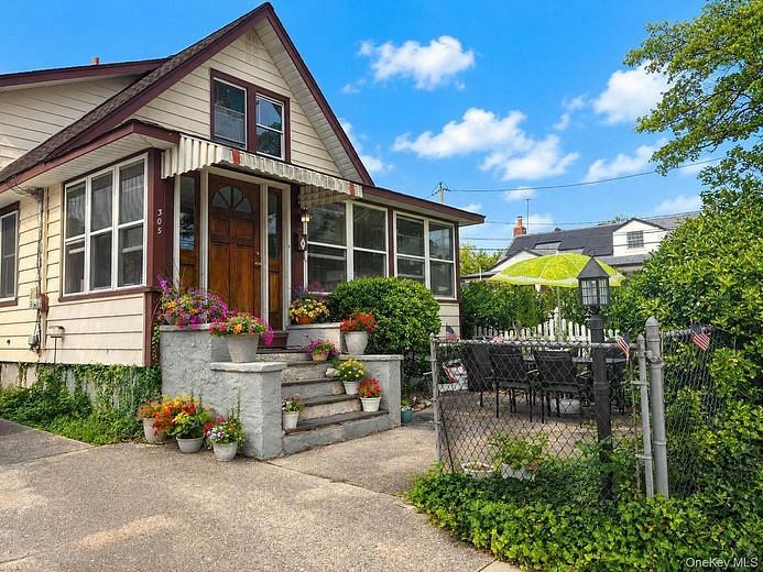 305 Bayville Avenue
