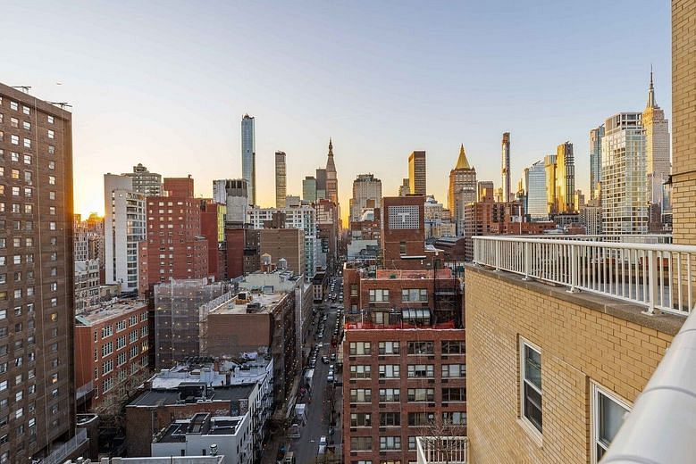 305 East 24th Street #20M