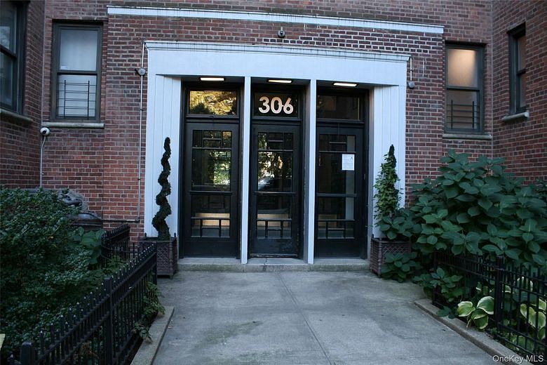 306 E Mosholu Parkway S #1F