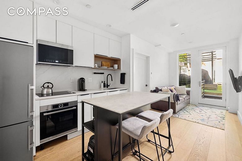 31 Bleecker Street #1R