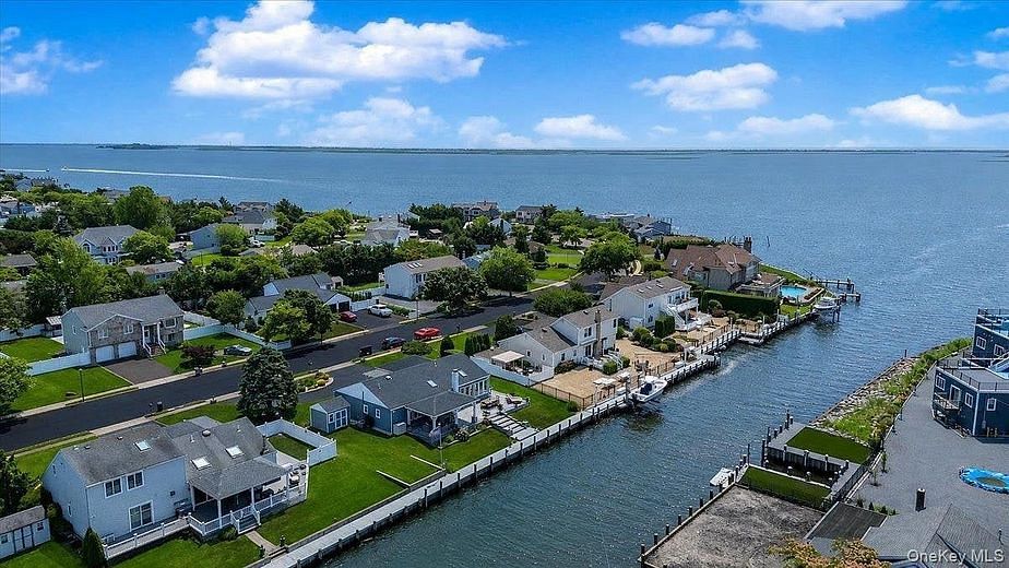 31 Shore Drive W
