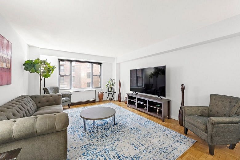 310 Lexington Avenue #10G