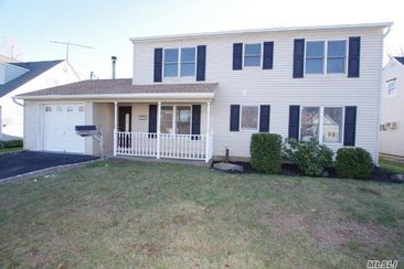 Image 1 of 23 for 26 Saddler Ln in Long Island, Levittown, NY, 11756