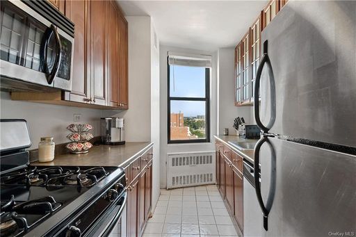 Image 1 of 14 for 3121 Middletown Road #11D in Bronx, NY, 10461
