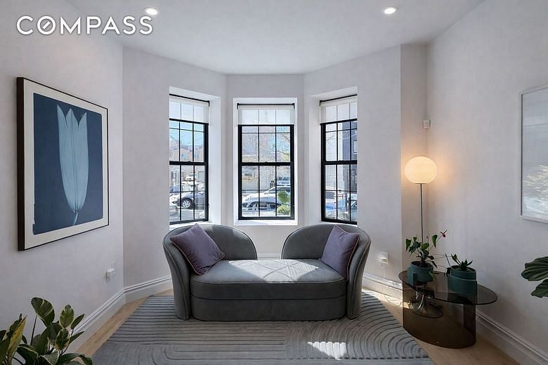 319 Hawthorne Street