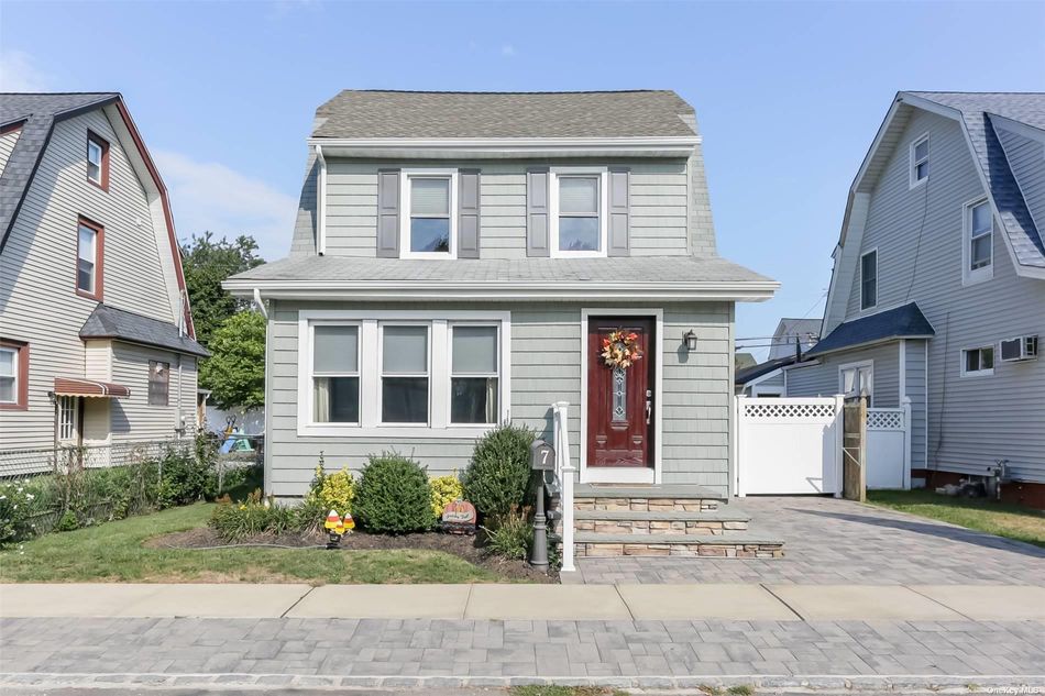 Image 1 of 23 for 7 Evergreen Drive in Long Island, Lindenhurst, NY, 11757