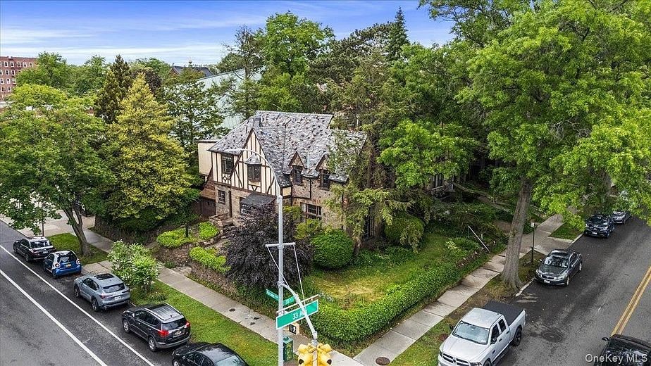 32-29 Parsons Boulevard
