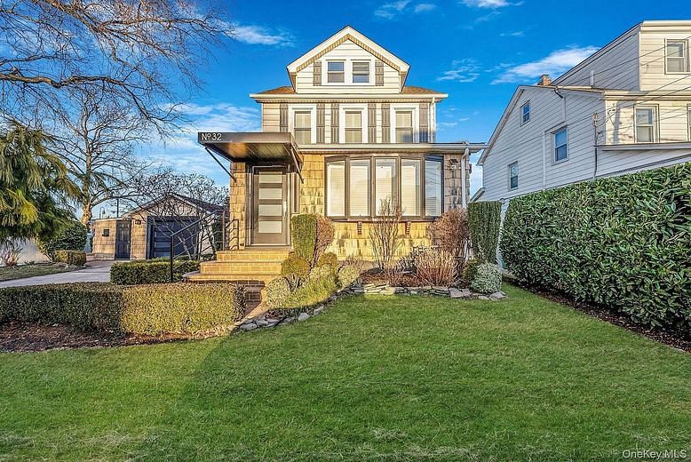 32 Everett