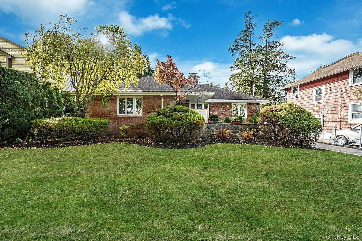 Image 1 of 35 for 32 Fairview Avenue in Long Island, North Hempstead, NY, 11050