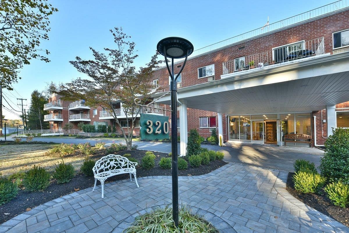 Image 1 of 34 for 320 E Shore Road Rd #25A in Long Island, Great Neck, NY, 11023