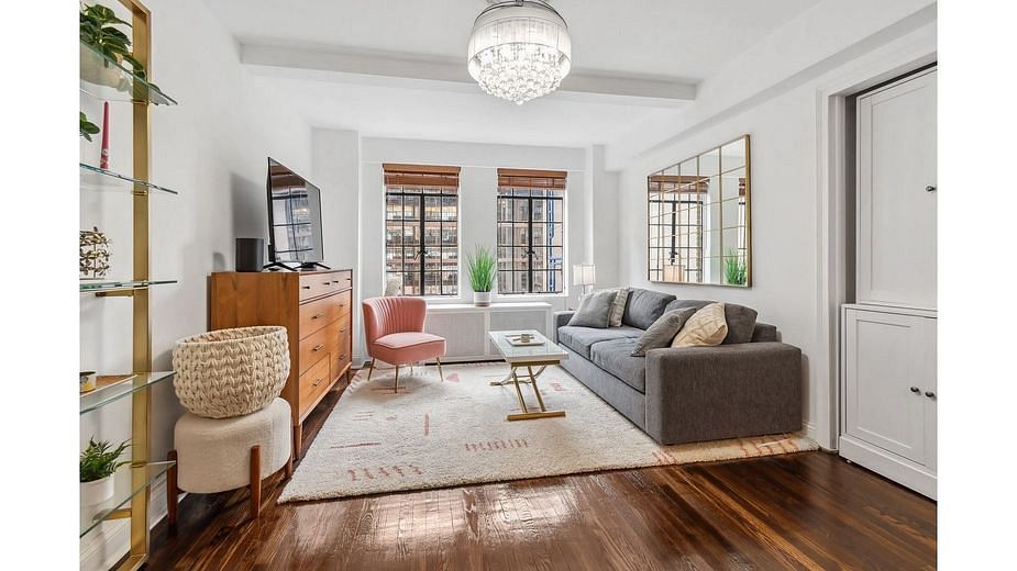 320 East 42nd Street #907