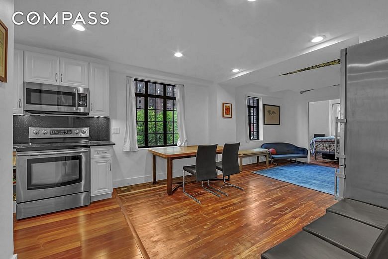 320 East 42nd Street #918