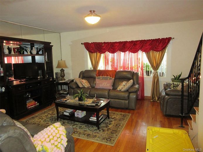 3228 Tenbroeck Avenue