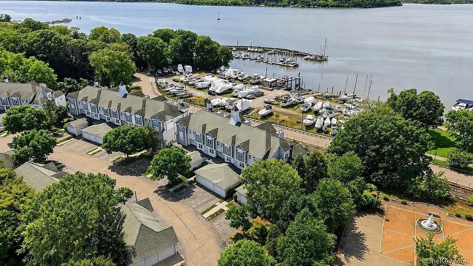 323 Waterside Close