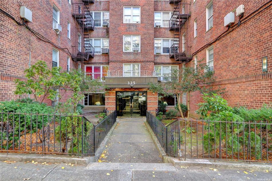 Image 1 of 30 for 325 E 210th #6E in Bronx, NY, 10458