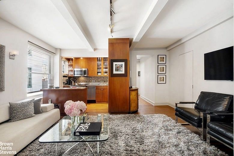 325 West 45th Street #916